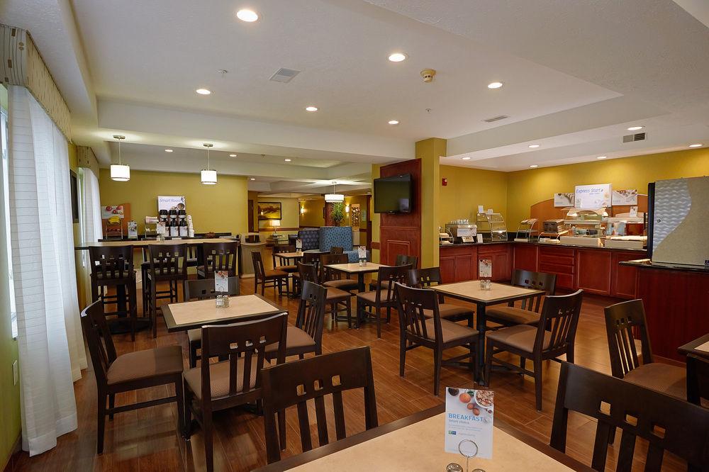 Holiday Inn Express Hotel & Suites Cadillac By Ihg Exteriör bild