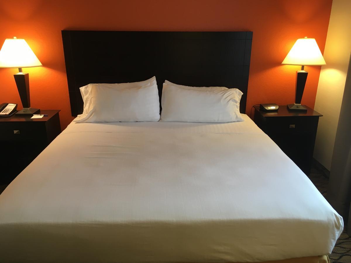 Holiday Inn Express Hotel & Suites Cadillac By Ihg Exteriör bild