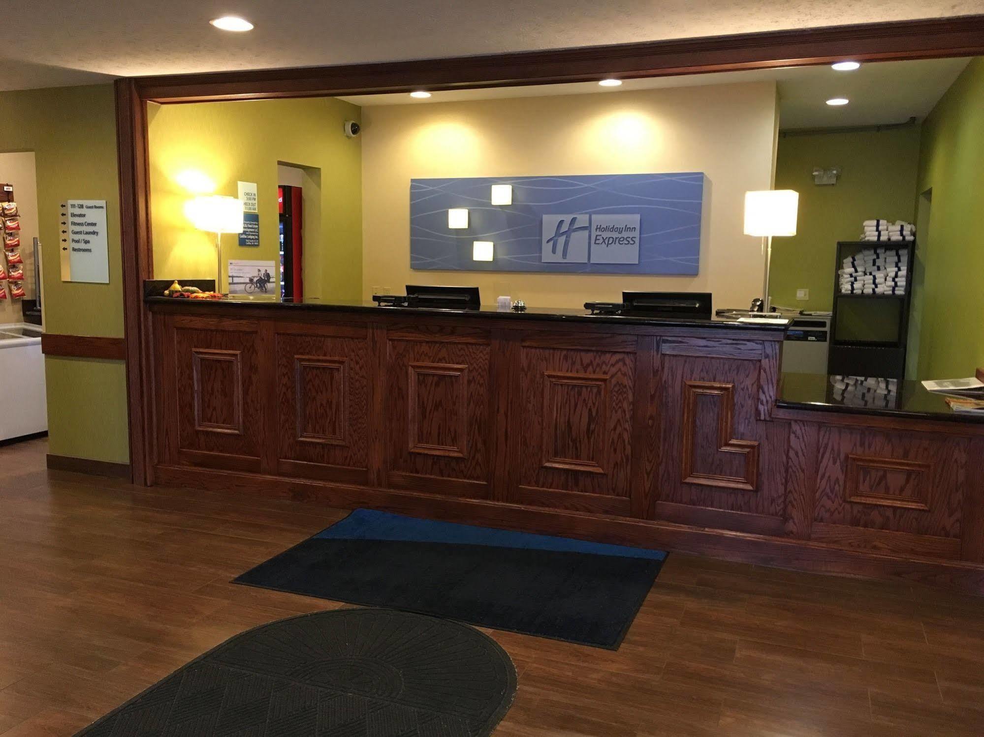 Holiday Inn Express Hotel & Suites Cadillac By Ihg Exteriör bild
